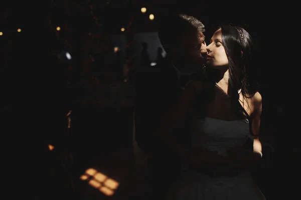 新郎が影に立って後ろから花嫁を抱擁します。 — ストック写真
