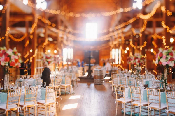 Sandalye satır parlak ahşap hanga tablolarda akşam yemeği önce stand