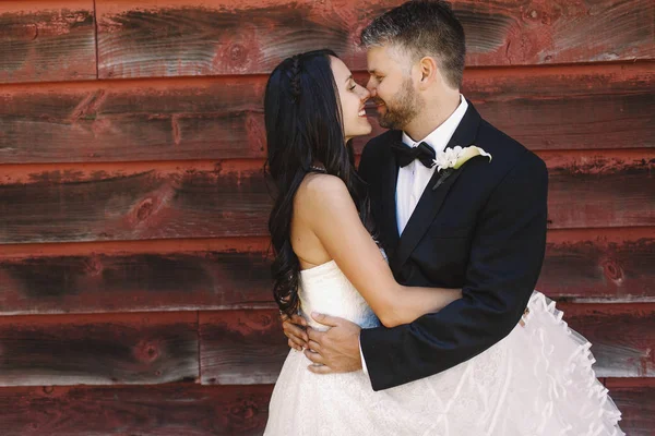 キスする前に新郎の鼻に触れて笑顔のブルネットの花嫁 — ストック写真