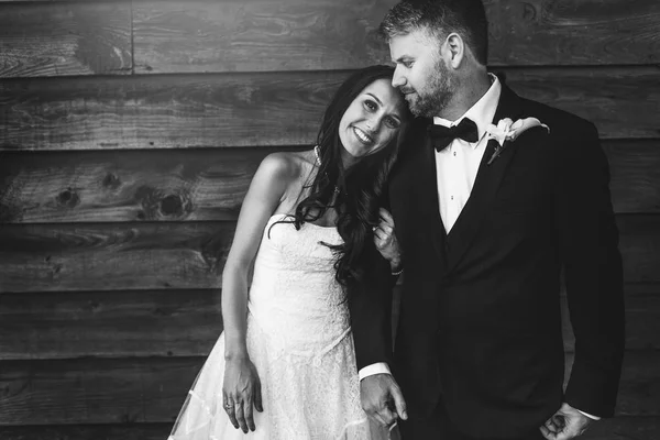Μαύρο και άσπρο φωτογραφία λαμπερή νύφη κλίνει προς shou του γαμπρού — Φωτογραφία Αρχείου