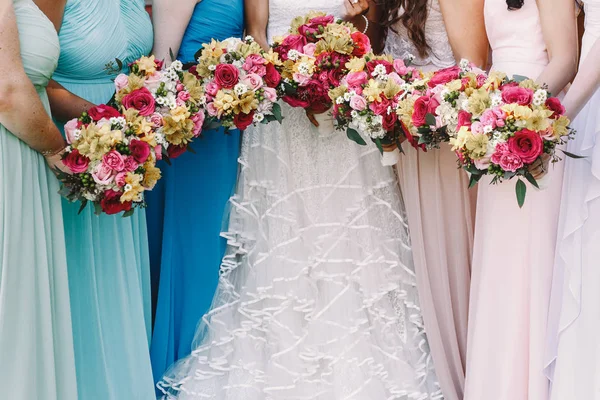 Onların Düğün Buketler gelin önce nedime tutun