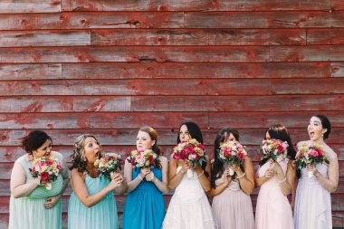 Gelin ve nedimeleri bef poz süre onların buketleri yemeye çalışın