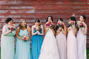 Gelin ve nedimeleri yüzlerini th arkasında gizleyerek face