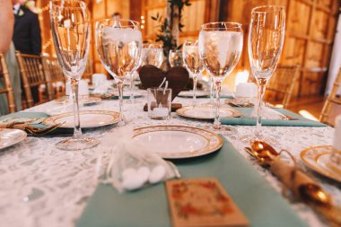 Su ve buz ile gözlük ile servis yemek masası üzerinde durmak