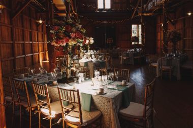 Işık yanar şenlikli bir sofra ayakta hizmet