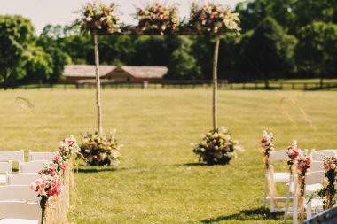 Her iki tarafta duran sandalye koymak küçük pembe buketleri 