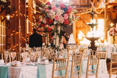 Daha önce windows f mavi yemek tablolar pembe buketleri ile stand