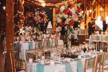 Mavi ahşap sopa üzerinde koymak zengin Pembe buket standları 