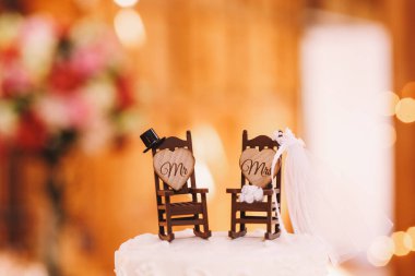 Küçük şapka, peçe ve boquuet oyuncak sallanan sandalye koymak durmak 