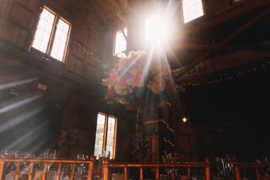 Parlatıcı parlak gün ışığı ışınlarının ahşap içinde yüksek pencerelerden ha