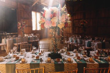 Ric üzerinde muhteşem Pembe buket duran üzerinde güneş parlıyor