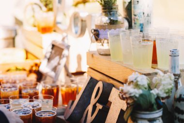 Çubuğundaki ahşap kutusunun üzerinde gözlük ile soğuk limonata standı