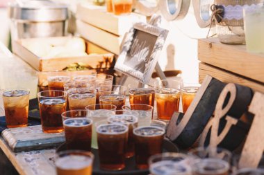 Gözlük ile soğuk kola ve buz üzerinde ahşap masa standı