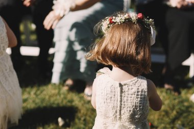 Arkadan weddi için beyaz giymiş küçük bir kız bakmak