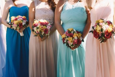 Bridesmiads pastel elbiseler Düğün Buketler onların han içinde tutun.