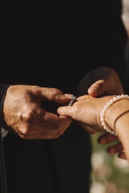 Damat precios alyans hassas gelinin el koyar.