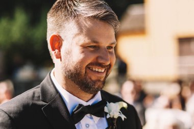 Akşam güneşi yakışıklı damat bir güler yüz aydınlatır