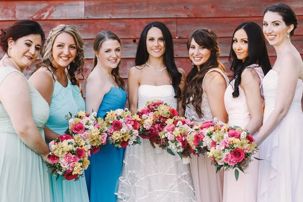 아름 다운 신부와 신부 들러리 개최 각 오 전에 그들의 꽃다발 — 스톡 사진