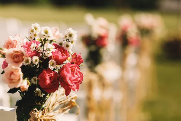 Primo piano di rose rosa mettere in un mazzo legato con una sedia — Foto Stock