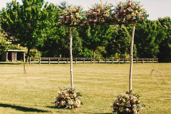 Βωμός γάμου φτιαγμένο από sticks στέκεται στο πεδίο καταπράσινη — Φωτογραφία Αρχείου