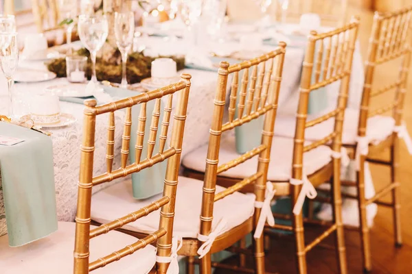 Vervaardigd van bamboe stoelen staan op de blauwe tafel — Stockfoto