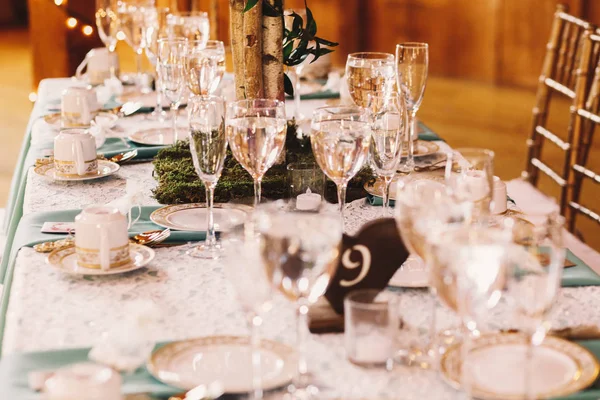 Wooden table number in the form of heart stands on the white lac — Stock Photo, Image