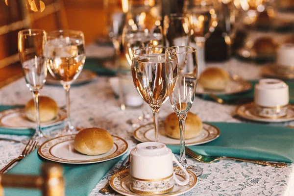 Des petits pains savoureux reposent sur des assiettes blanches au design doré — Photo