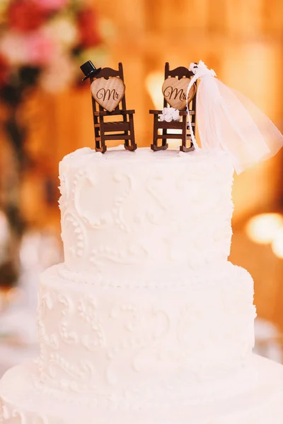 Luxe bruidstaart versierd met kleine schommelstoelen — Stockfoto