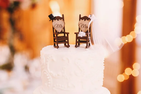 新婚夫婦のアクセサリーで飾られた小さなロッキングチェア スタン — ストック写真