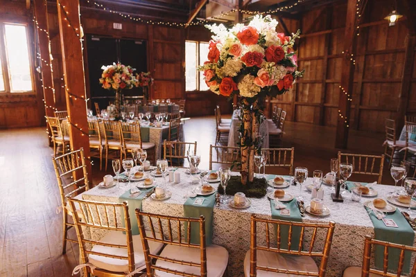 Rosa und weiße Sträuße verschönern reiche Tische — Stockfoto