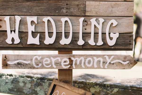 Houten planken met witte letters 'Bruiloft' en 'Ceremonie' — Stockfoto