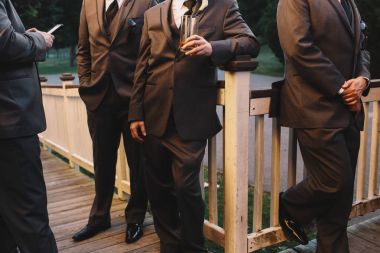 Beyaz Ahşap korkuluk yalın gri elbiseli adamlar