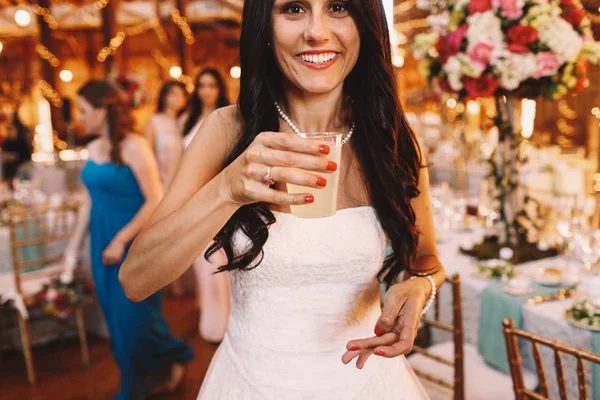 Alegre novia sostiene un vaso con limonada fría —  Fotos de Stock