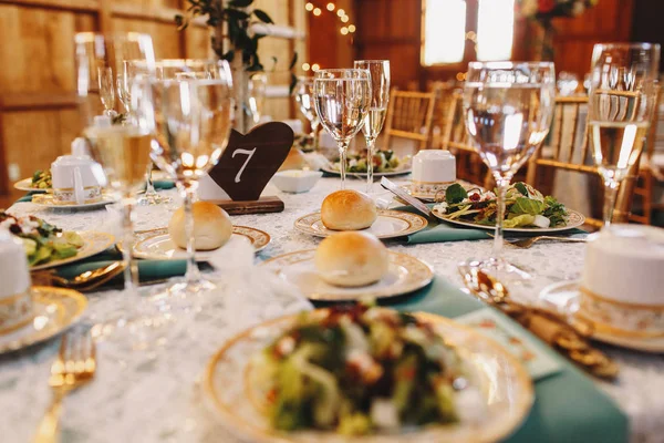 Regardez au-dessus de l'assiette avec salade au numéro de table en bois debout b — Photo