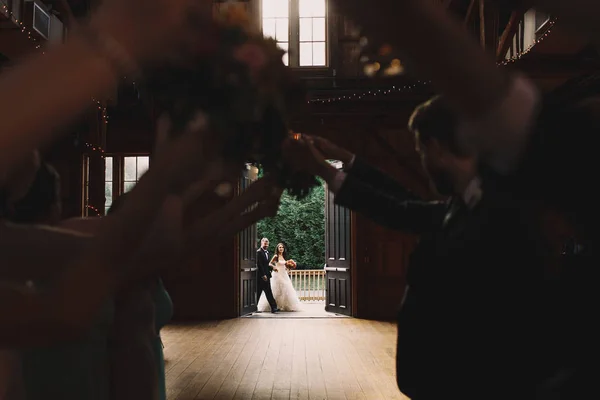 Look from behind the guests standing in the darkness at newlwyed — Stock Photo, Image