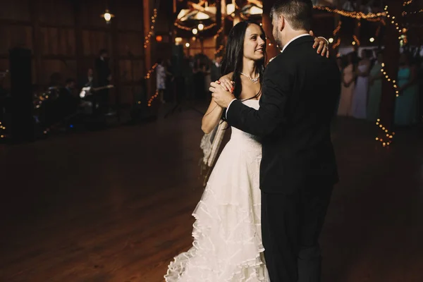 Oscuridad rodean novia y novio bailando en el hangar lleno de — Foto de Stock