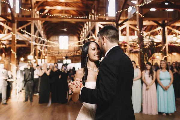 Γαμπρός κατέχει ένα hand με πανέμορφη νύφη ενώ ο χορός πριν την gu — Φωτογραφία Αρχείου