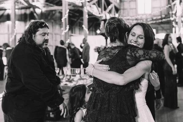 Noiva abraça seus convidados firmemente enquanto eles a cumprimentam — Fotografia de Stock