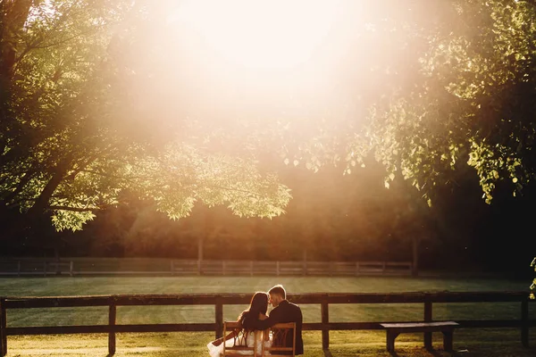 Jasné letní slunce svítí přes klidné svatební pár sedí — Stock fotografie