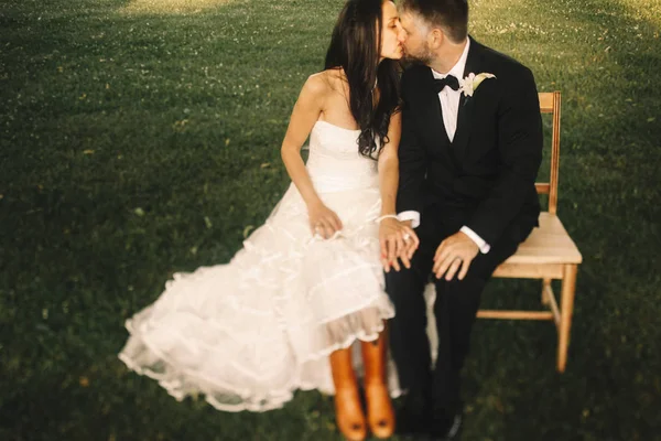 Vőlegény megcsókolja a gyönyörű menyasszony bőr csizma — Stock Fotó