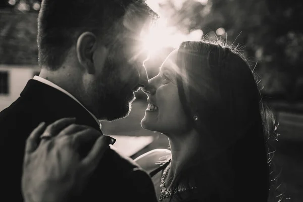 Black and white picture of beautiful bride admiring groom in the — Stock Photo, Image