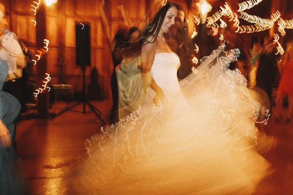Imagem turva da noiva girando na pista de dança sob o li — Fotografia de Stock