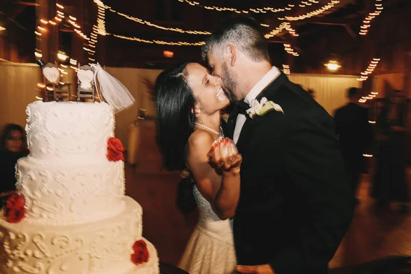 Imagem borrada de casamento engraçado casal beijando antes de um casamento — Fotografia de Stock