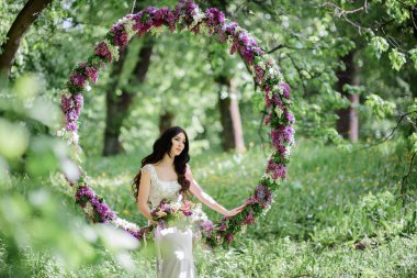 Uzun siyah saçlı gelin leylak büyük bir daire üzerinde oturur 