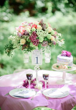 Tablo bir kokulu Menekşe çiçek ve küçük pasta 