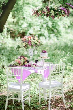 Tablo bir kokulu Menekşe çiçek ve küçük pasta 