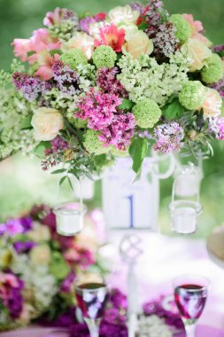 Küçük mum zengin buket akşam yemeği masaya asmak. 