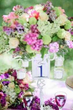 Küçük mumlar yemek masası SA ile zengin buket dayan