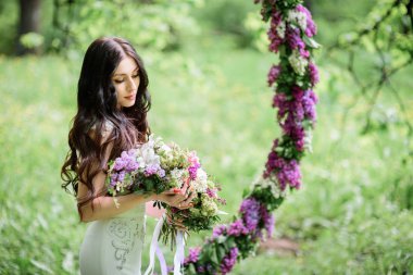 Uzun siyah saçlı gelin leylak büyük bir daire daha önce standları 