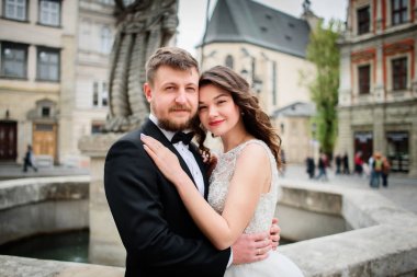 Çift düğün heykeli eski c ortasına önce hugs